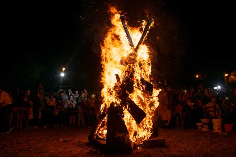 El fuego, símbolo ancestral de purificación y renovación, ocupa un lugar central en en la festividad. Este año el muñeco fue representado con unas armas, para purificar al mundo de las guerras que atraviesa. 