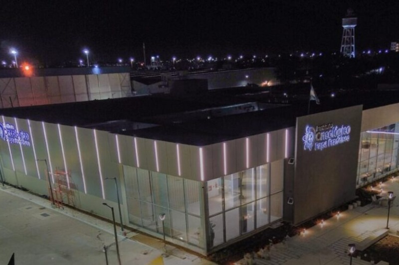Realizado con un diseño arquitectónico que prevé futuras ampliaciones, cuenta con una superficie de 4.500 m² cubiertos, 7.500 m² exteriores, donde se distribuye el equipamiento de radioterapia, medicina nuclear y diagnóstico por imagen, climatización, red eléctrica, sistema de UPS para equipamientos críticos, red de datos en anillo duplicada, para sistema de gestión inteligente de pacientes, atención y monitoreo e instalaciones especiales.