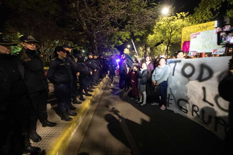 Frente a la residencia del gobernador los manifestantes cantaron el himno, gritaron 