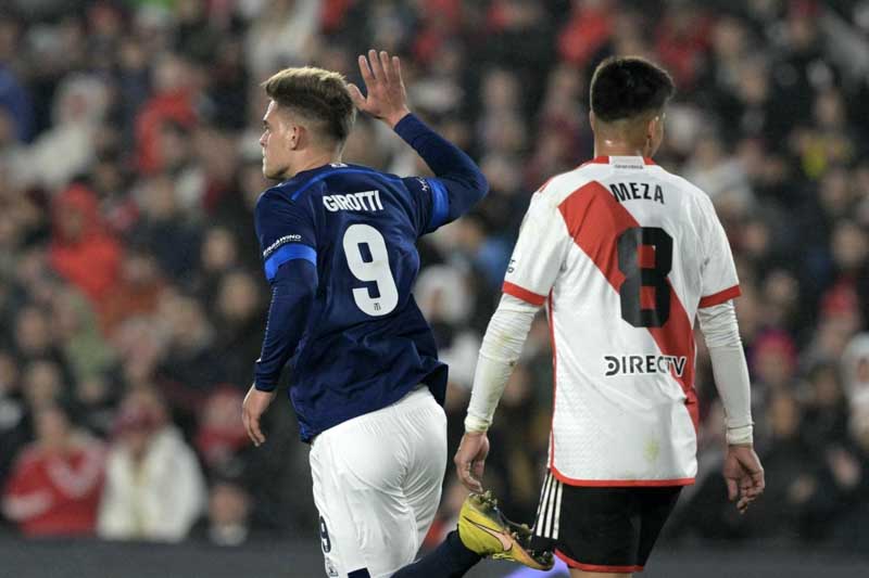 Talleres intentó reaccionar con un gol de Federico Girotti, pero River mantuvo el control y la ventaja. El equipo ahora se concentra en su próximo enfrentamiento contra Colo Colo, en busca de seguir avanzando en el certamen continental.