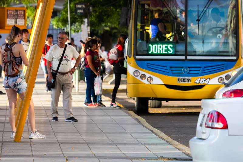 En la comparación con otros distritos hay una llamativa diferencia de costos. En la CABA el pasaje mínimo (hasta 3 kilómetros) cuesta $451,01, y el máximo (27 kilómetros) $579,87, aunque puede llegar a $590,10 si la SUBE no está registrada. En la provincia de Buenos Aires las diferencias también son abrumadoras, con la tarjeta con y sin registrar, y sin contar las tarifas sociales, para recorrer las mismas distancias mencionadas para la ciudad porteña, el mínimo es de $546,54, y puede llegar a un máximo de $1.117,29.