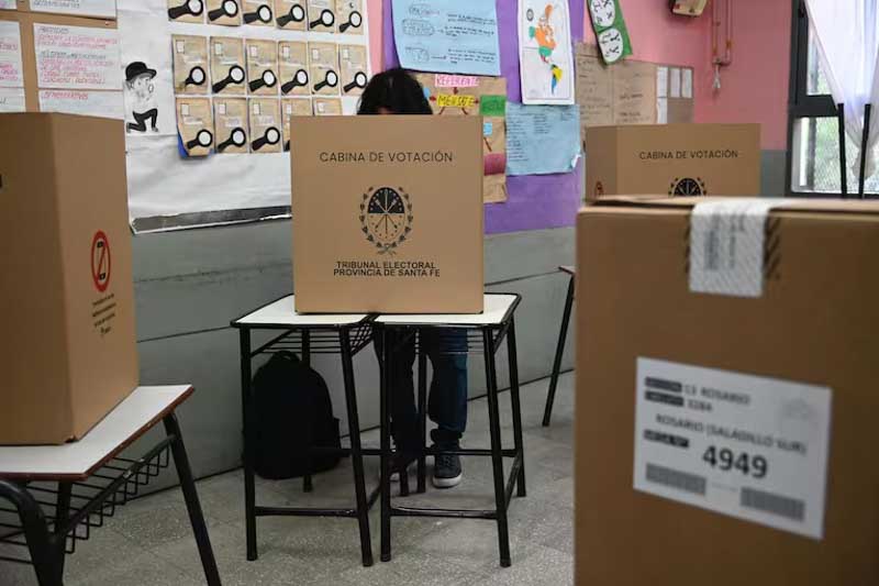 En total votaron en 8.392 mesas para ciudadanos nacionales y 90 para extranjeros. Desde Casa Rosada, donde apostaban a una buena performance de LLA, el resultado fue leído con preocupación. La agenda institucional no se detiene: el 14 de julio se pondrá en marcha la Convención Constituyente para reformar la Carta Magna, con figuras como Pullaro, Monteverde, Amalia Granata, Nicolás Mayoraz y Alejandra “Locomotora” Oliveras entre sus integrantes.