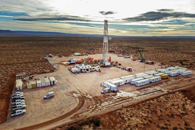 Récord Petrolero: Se consolidó el dato de que Argentina alcanzó su mayor producción de petróleo en 28 años, llegando a los 878.000 barriles diarios gracias al empuje de Vaca Muerta. Es la noticia económica positiva de la semana, proyectando un 2026 con balanza energética superavitaria.