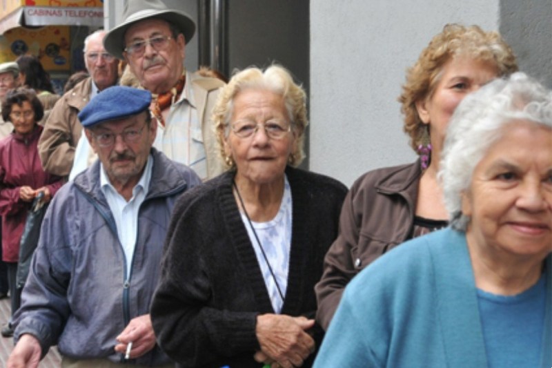 Las desventajas de la PUAM son: equivale al 80% de una jubilación mínima, deberán tener 65 años para acceder (hoy lo hacen con 60), no podrán tener otro trabajo (en relación de dependencia), no tendrán derecho a una pensión por fallecimiento del cónyuge, hijos menores ni con discapacidad, tampoco es compatible con una pensión por fallecimiento, y no podrán ausentarse del país por más de 90 días consecutivos o 180 días en total por año.
