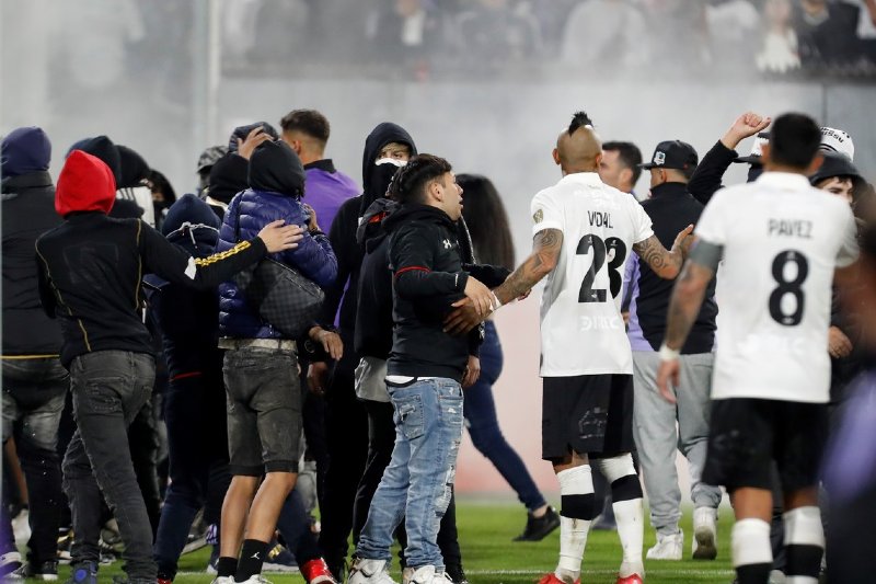 Pese a lo ocurrido en la antesala del juego, se inició el encuentro, hasta que, cerca de la media hora del segundo tiempo, la barra local logró romper uno de los acrílicos del escenario para invadir el campo de juego y detener el partido, luego de que se difundiera la muerte de los dos hinchas. Resultado: suspensión del partido, evacuación y más disturbios afuera entre los carabineros y los simpatizantes colocolinos.