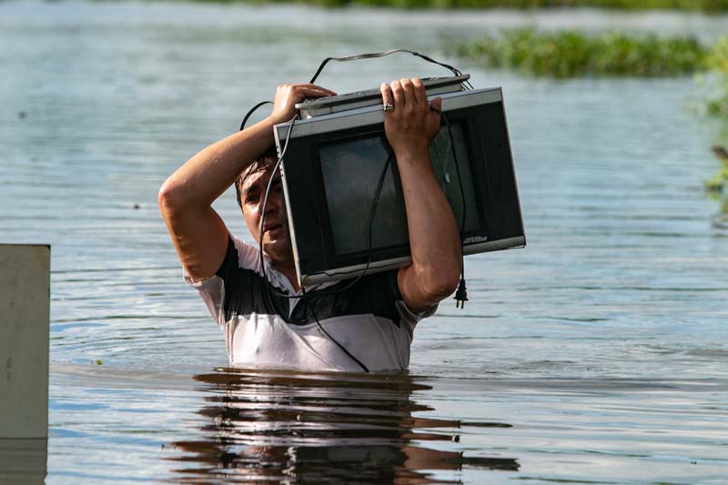 El agua no cede, los robos aumentan, los vecinos intentan salvar lo mínimo que poseen arriesgando todo para para no perder lo poco que les queda.