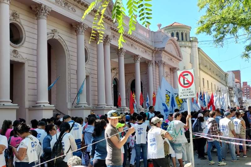 Como parte de la actividad se manifestaron repudiando a los legisladores correntinos -pertenecientes a la alianza ECO+Vamos Corrientes- que apoyan a las políticas del presidente Javier Milei, y consideraron que el apoyo de la Legislatura de la provincia al RIGI (contenido en la ley Bases) “profundizará la entrega al capital extranjero” de los “recursos naturales, riquezas y del patrimonio nacional federal”.