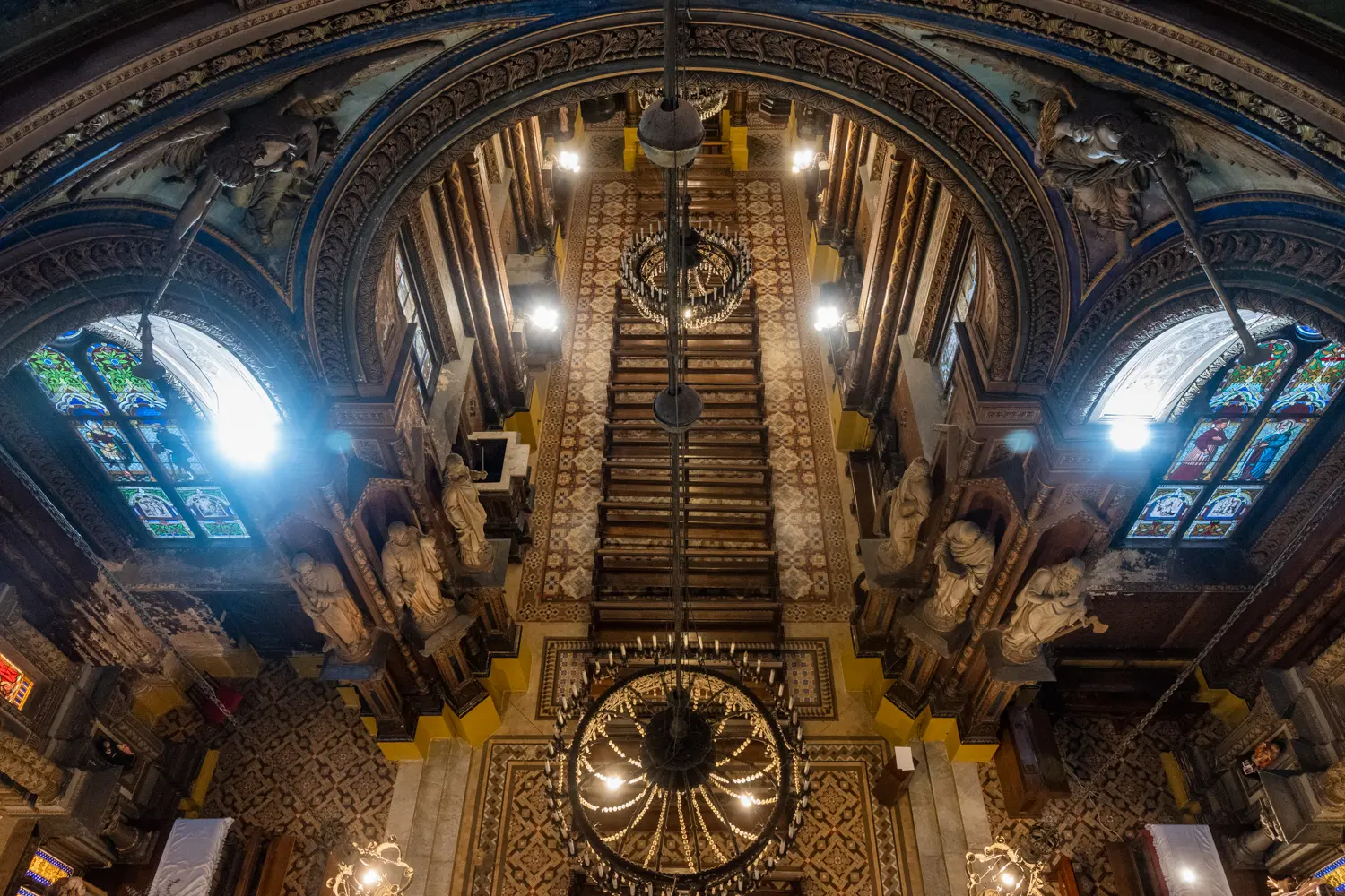 Los detalles arquitect&oacute;nicos permiten observar el paso del tiempo sobre una construcci&oacute;n que conserva buena parte de su lenguaje original. Cada sector aporta una pieza para comprender la dimensi&oacute;n art&iacute;stica y patrimonial del conjunto.
