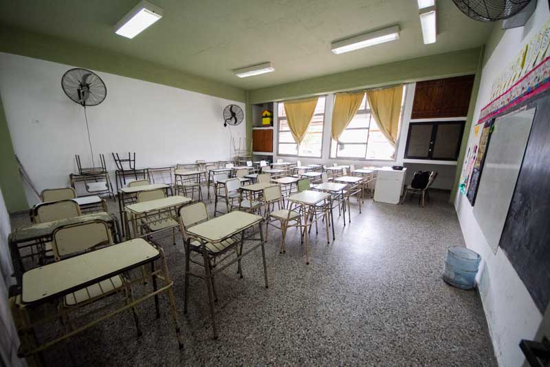 Sumado a las mejoras edilicias, el Gobierno provincial avanzó con su plan de conectividad y equipamiento. El Ministerio aseguró que, para fin de año, todas las escuelas contarán con Internet por fibra óptica. Además, el 100% de los alumnos de secundaria tendrá su notebook personal, buscando igualar el acceso a herramientas digitales y potenciar el aprendizaje.