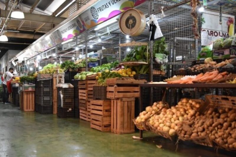 El Mercado de Abasto (El Piso) atenderá de 7 a 13 horas, el de productos frescos estará cerrado, los paseos de compras del puerto, del barrio San Gerónimo y la ex vía, estarán abiertos de 8 a 21 horas. Las Salas de Atención Primaria de la Salud (SAPS) no atenderán, los puntos SUBE tampoco, no habrá cobro de estacionamiento medido y los centros de informes turísticos funcionarán con guardias.