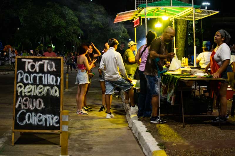 Los carnavales también impulsan a los emprendedores, con puestos de comida y vendedores ambulantes que encuentran una oportunidad de trabajo.