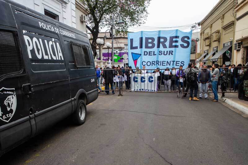 La medida fue aprobada con 12 votos a favor y cuatro en contra, en medio de las protestas de la ciudadanía, que se reunió afuera del legislativo municipal para oponerse al incremento.