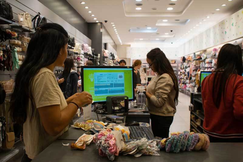 Cierre de Paritarias Clave: El gremio de Empleados de Comercio cerró su paritaria trimestral con una suba del 5% y un bono de $120.000, sentando una base para el sector privado en este cierre de marzo