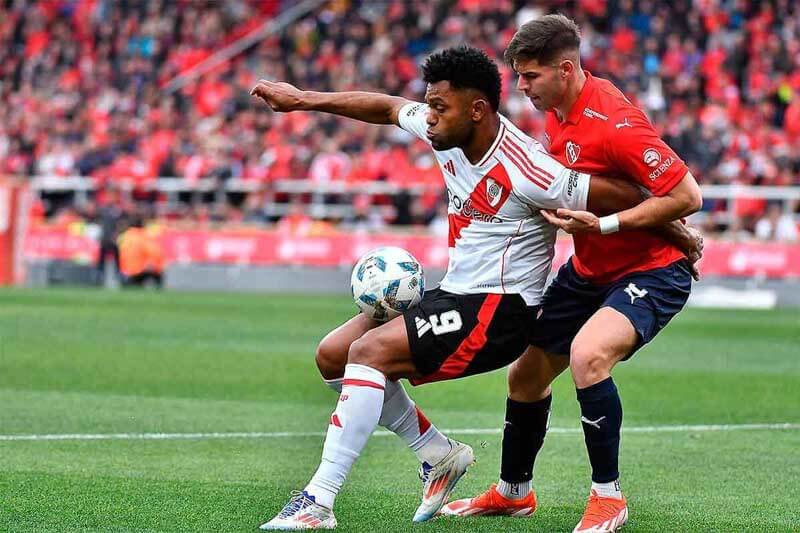 Independiente, dirigido por Julio Vaccari, mostró carácter y solidez defensiva, manteniendo su arco invicto por quinto partido consecutivo. Aunque River presionó más en la segunda mitad, no logró generar oportunidades claras de gol, mientras que el equipo local resistió y valoró el empate como un triunfo.