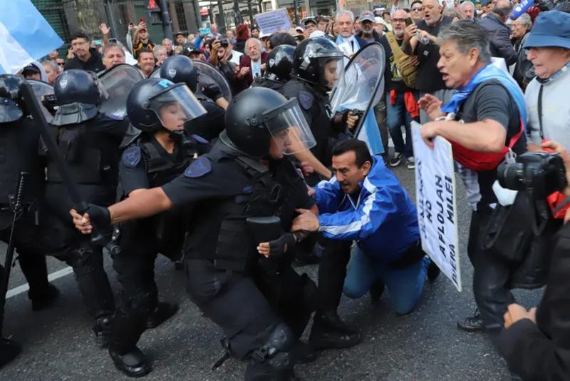 El anuncio llega pocos días después de la represión policial en la marcha de jubilados frente al Congreso, donde se registraron 124 detenidos y 20 heridos, incluido el fotógrafo Pablo Grillo, quien permanece hospitalizado. En este contexto, Bullrich defendió el accionar de las fuerzas de seguridad y pidió a la AFA expulsar a los hinchas identificados en la movilización. La medida refuerza la línea dura del Gobierno contra la violencia, en un momento de fuerte tensión social y política.