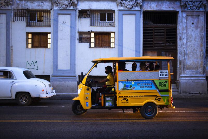 Con una ordenanza que legaliza su circulación por la ciudad (mientras trabajan en los aspectos normativos), estos triciclos están diseñados para la movilidad urbana, especialmente para el transporte de pasajeros o de carga, y son una alternativa ecológica a los vehículos tradicionales. Se denominan GOU (Global Operational Unit: Unidad Operativa Global), y son diseñados y producidos por la empresa argentina GOU SRL. 