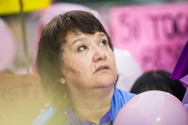 Al llegar fue recibida por Jimena Aduriz, madre de Ángeles Rawson, asesinada en 2013, Vivian Perrone -madre de Kevin Sedano e integrante de la agrupación Madres del Dolor- y Victoria Gil, madre de Soledad Bargna, víctima de un brutal crimen cometido en mayo de 2009 en Caballito.