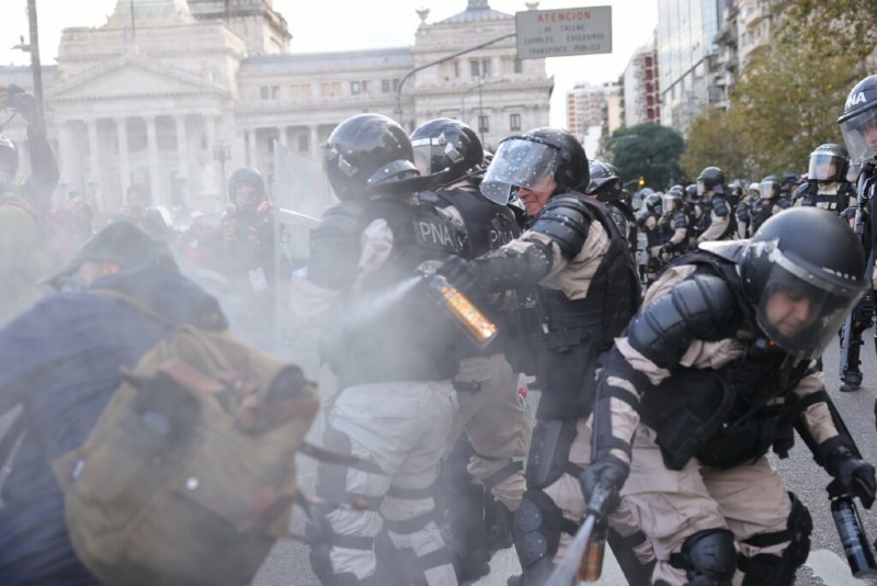 Tras publicar un decreto que intenta desechar el artículo 14 bis de la Constitución argentina, que otorga el derecho a huelga en forma irrestricta, el Gobierno libertario espera que esta vez funcione y no sea declarado inconstitucional (como el anterior, el 70/23). Por su parte, las entidades gremiales se preparan para responder en la calle, respaldados por un cuerpo legal que reafirma la ilegalidad de la medida presidencial.