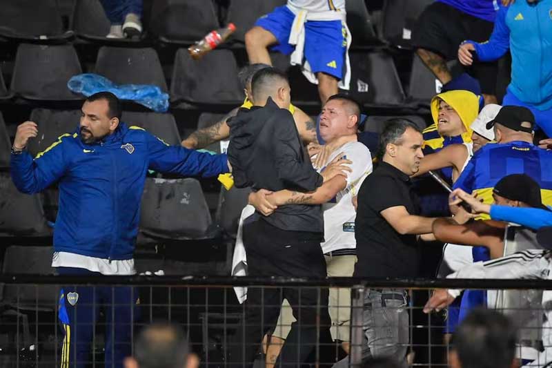 El enfrentamiento entre las hinchadas de Boca Juniors y Gimnasia desató una violenta represión policial en el estadio Coloso Marcelo Bielsa. Los incidentes comenzaron con insultos y lanzamiento de objetos entre las parcialidades, y escalaron cuando la barra brava visitante logró pasar a la platea, lo que llevó a la policía a intervenir con balas de goma y gases lacrimógenos, esto afectó principalmente a los hinchas de Gimnasia, ya que el viento arrastró los gases hacia su tribuna.