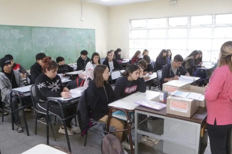 Del total de alumnos de la ciudad, el 84,5% asiste a una institución de gestión pública, mientras que el restante 15,5% va a un colegio privado. Teniendo en cuenta también los datos del primer semestre del año, se observa que el 65,7 % de la población de mayores de 25 de años han finalizado los estudios obligatorios. Como dato curioso, el 38,6% va caminando a la escuela, un 26,6% en transporte público, un 16% en auto y un 15,6% en moto.