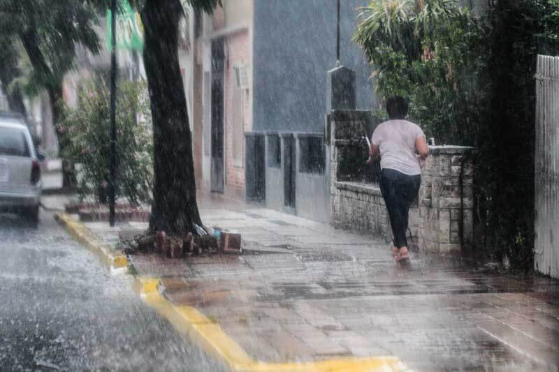 Formosa, el este de Corrientes y otras regiones experimentarán tormentas de menor intensidad, motivo por el cual se ha emitido una alerta amarilla; además, las provincias de Santa Fe, Entre Ríos, Buenos Aires, Santiago del Estero y Córdoba se encuentran bajo alerta por fuertes vientos, con ráfagas de hasta 75 kilómetros por hora.