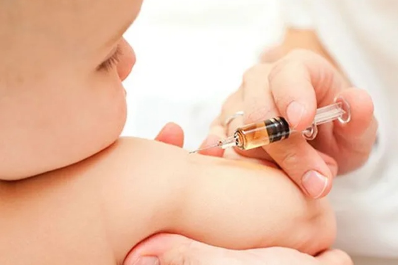 La enfermedad, provocada por la bacteria Bordetella pertussis, es altamente contagiosa y puede causar neumonía, convulsiones e incluso la muerte, sobre todo en bebés y personas con enfermedades crónicas. Se transmite por gotas respiratorias al toser, hablar o estornudar. En los cuadros más severos puede provocar dificultad para respirar, vómitos y agotamiento generalizado. 