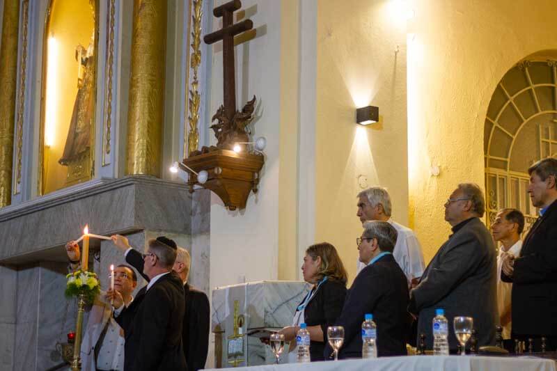 El arzobispo Stanovnik presidió la misa, y durante la celebración se encendió una vela que representa el compromiso de mantener viva la llama de la paz.