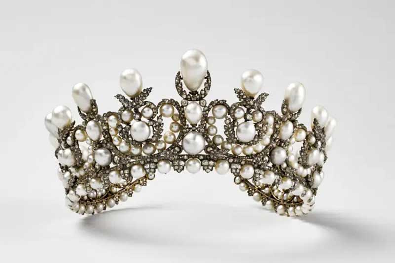 Una de las joyas sustraídas fue hallada dañada durante la huida, mientras que el resto permanece desaparecida. Las autoridades investigan la audaz maniobra, que incluyó un intento de prender fuego al vehículo usado por los ladrones, evitado por un empleado del museo. El Ministerio de Cultura confirmó que las alarmas funcionaron correctamente y que los empleados siguieron los protocolos de seguridad para proteger a los visitantes.