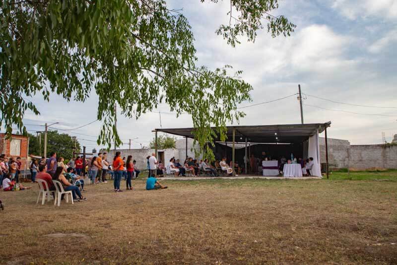 La capilla Inmaculada Concepción de la Virgen, en el barrio Piragine Niveyro, celebró con una gran concurrencia de los vecinos de la zona.