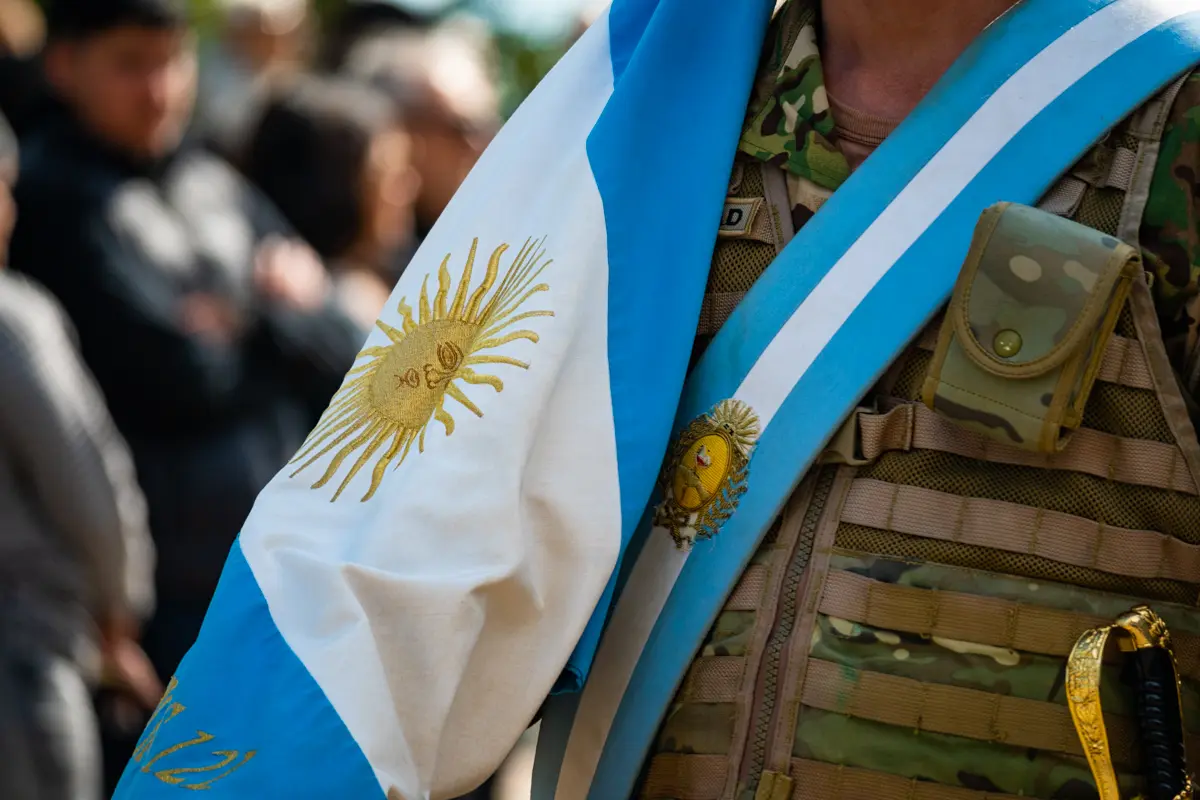 La bandera nacional y el uniforme reunieron varios de los emblemas que atravesaron la ma&ntilde;ana. En los detalles de la vestimenta tambi&eacute;n se expres&oacute; una forma de acompa&ntilde;ar la fecha, m&aacute;s all&aacute; del paso formal de las columnas.
