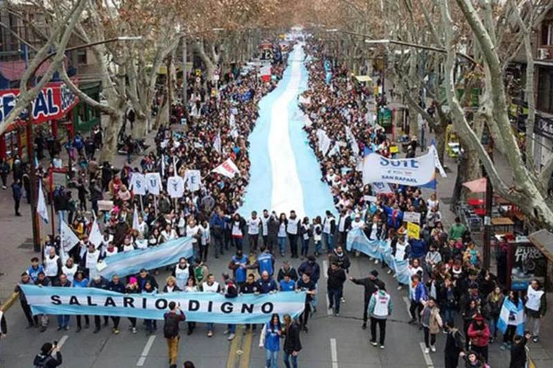 El proyecto de ley ingresó al Congreso el 28 de mayo, y tiene como objetivo garantizar los fondos para el sistema universitario y científico, que está sufriendo el recorte presupuestario del gobierno de Javier Milei. Como parte de las actividades de protesta hubo cortes de calles, una marcha de antorchas y un abrazo simbólico al hospital de clínicas de la Facultad de Medicina de la Universidad de Buenos Aires.