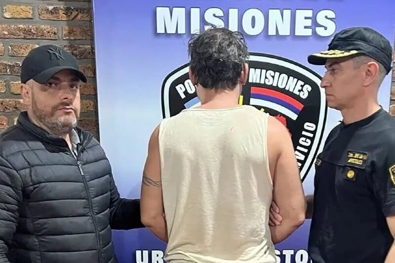 La detención se produjo tras la denuncia de un ciudadano que reportó la presencia sospechosa de un hombre en la vía pública. Cuando los agentes policiales llegaron al lugar encontraron al individuo en una situación lamentable de mendicidad: sucio, deshidratado y alimentándose de limones. 