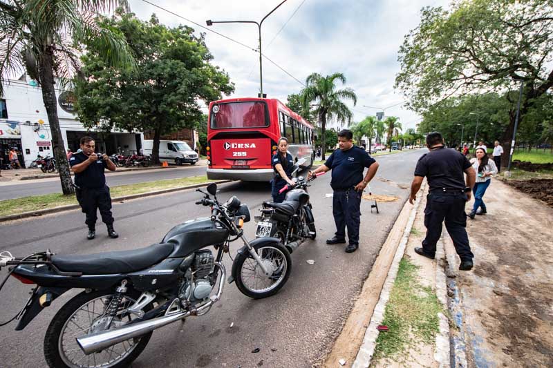 Según relató un testigo, una de las motos se encontraba estacionada frente a una panadería cuando fue impactada por otra. La que estaba en movimiento se dirigió luego hacia el colectivo, que afortunadamente logró esquivarlo.