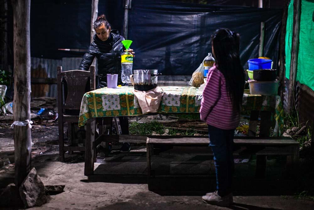 Además, más de un millón de infantes dejó de ingerir alguna comida (desayuno, almuerzo, merienda o cena). En siete de cada diez de eso hogares la persona a cargo se encuentra ocupada, y más de un 60% de ellas de manera informal. Asimismo, tres de cada diez familias recurrieron a algún préstamo para comprar comida, y más de la mitad de los hogares (casi 7 millones de chicos) debieron dejar de comprar algún alimento. 