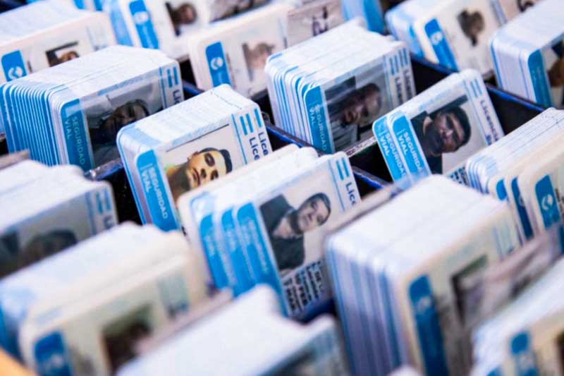 El ciudadano deberá aceptar previamente este canal para que las notificaciones tengan validez legal, simplificando procesos que antes dependían exclusivamente del correo físico o la presencialidad. La decisión se enmarca en un plan de modernización de la Secretaría de Transporte. Al declarar el mail como domicilio electrónico los conductores recibirán alertas directas sobre sus gestiones, evitando demoras burocráticas.