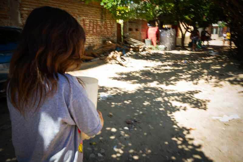 La mitad de los hogares argentinos subsistió con ingresos mensuales inferiores a los $200,000, y el 30% vivió con menos de $140,000, siempre por debajo de los costos de la canasta básica.