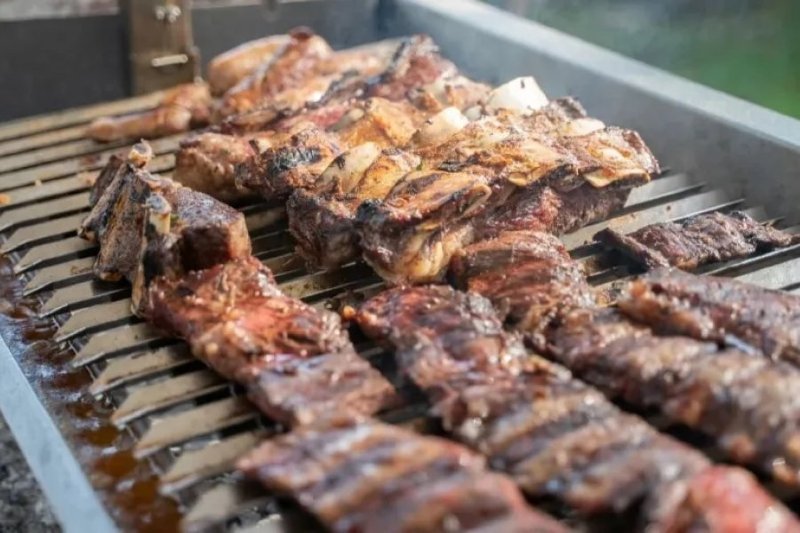 Podrá participar todo aquel que presente su libreta sanitaria y habrá premios y regalos para el primero, segundo y tercer puesto. En los dos primeros días el ingreso será gratuito desde las 12 y hasta las 19, a partir de allí se va a cobrar una entrada de 4 mil pesos, pero los niños menores de 12 años tendrán acceso gratuito. Hoy actuarán Simón Morales, Los Gauchos Litoraleños, El Conjunto Chamamecero Municipal y Príncipes de Misiones. 