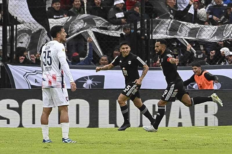 En un partido cerrado, Deportivo Riestra dió la sorpresa de la fecha al vencer a San Lorenzo por 1-0. El único gol del encuentro lo marcó Jonathan Herrera a los 7 minutos del primer tiempo. Con dos partidos cierran hoy la primer fecha, Gimnasia Vélez a las 19 hs y Unión Banfield a las 21 hs.