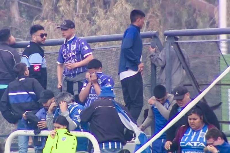 A raíz de estos sucesos el árbitro Leandro Rey Hilfer se vio forzado a suspender el partido hasta que la situación se normalizara. Estos acontecimientos resaltan los desafíos de la seguridad en los encuentros de fútbol.