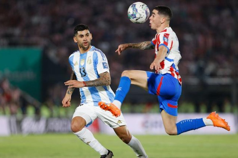 Paraguay fue un equipo solidario, con una actitud y un esfuerzo permanente, y lo demostró desde el inicio contra una Scaloneta que no tenía juego ofensivo, una defensa imprecisa y con un Messi cansado, que tendría que haber sido sustituido al comienzo del complemento. En esta etapa hubo muy pocas llegadas, y las más claras argentinas fueron una de De Paul, a quien le faltó puntería, un zurdazo de Messi junto al palo y un cabezazo de Castellanos por encima del travesaño. 