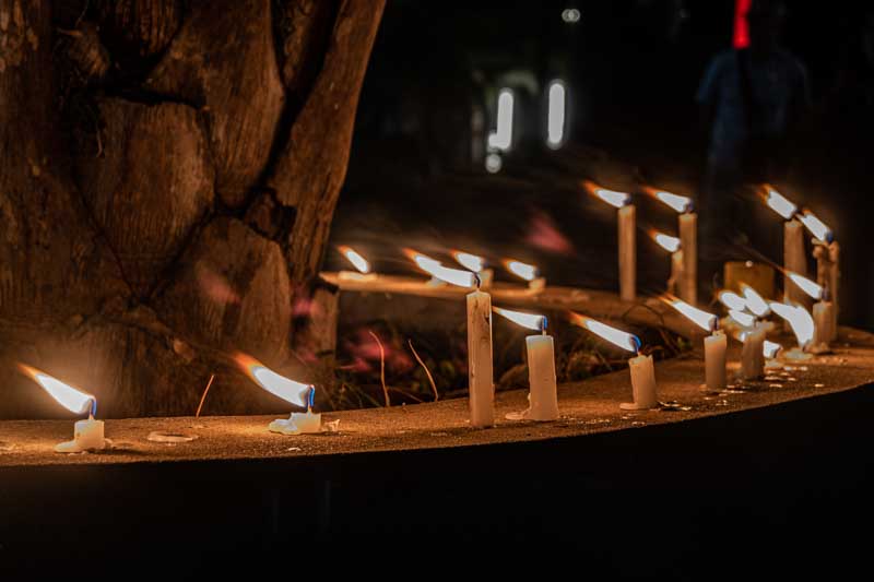 Las luminarias fueron encendidas sobre las veredas, puertas y ventanas de los hogares como gesto simbólico que representa el camino hacia la cruz fundacional de la ciudad.