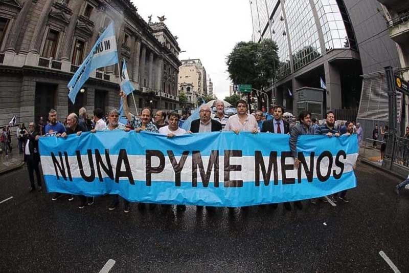 Las cifras son coherentes con estimaciones recientes realizadas por el Centro de Economía Política Argentina (CEPA), las cuales indican que para el período de noviembre de 2023 a marzo de 2024 computaron el cierre de 3.559 compañías en el país, de las cuales el 99% eran pymes (un total de 3.523 empresas pequeñas, y cerraron 36 firmas con más de 500 empleados).