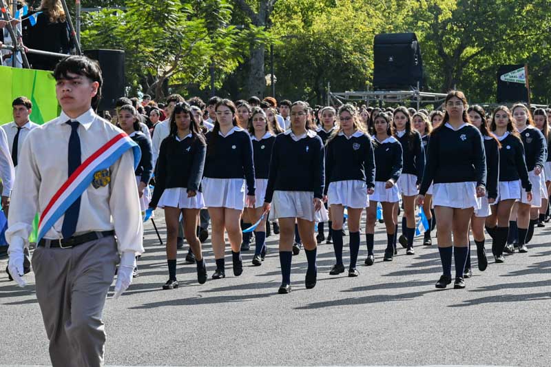 A lo largo de casi dos horas, más de 7.000 estudiantes de escuelas primarias, secundarias y terciarias desfilaron con entusiasmo frente al palco oficial.