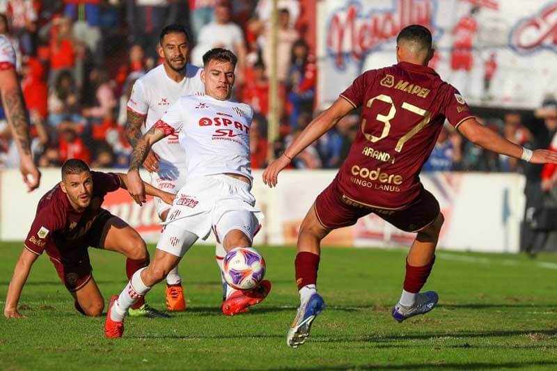 A las 16.30 será el turno del partido entre Unión y Lanús en el estadio 15 de Febrero del Tatengue, que está en el puesto 9 y lucha por salir de la zona de descenso. Por su parte, el Granate viene en alza y se encuentra fuera de peligro, pero para confirmar su permanencia debe alejarse todavía más del batallón del fondo.