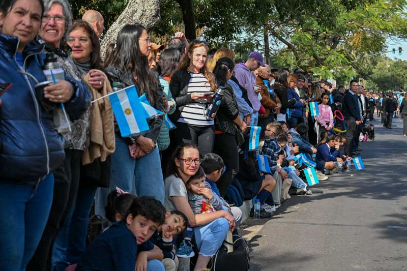 Durante toda la jornada hubo una importante concurrencia de público. Familias enteras se acercaron a presenciar el desfile, acompañando con aplausos y banderas. 