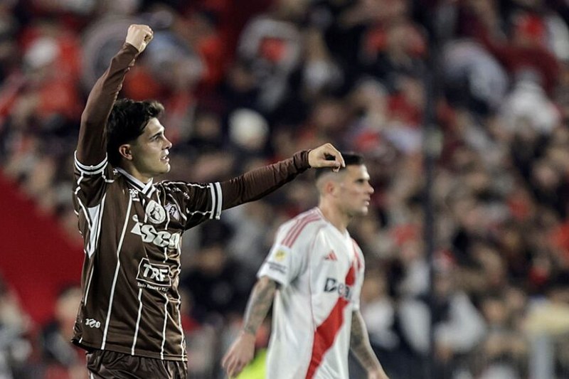 El complemento comenzó con la urgencia de River, que se le fue encima a Platense, pero careciendo de precisión y la claridad necesaria en la búsqueda constante del empate, e incluso la visita pudo haber aumentado la diferencia, hasta que el árbitro cobró un penal a favor de River, que Mastantuono convirtió en gol. Y llegó la definición desde los 12 pasos, donde la visita fue más efectiva y ganó 4 a 2.
