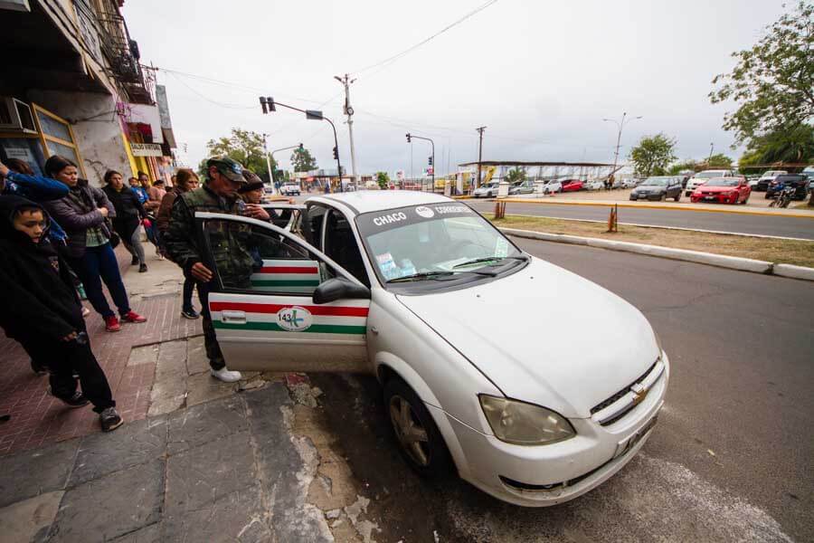 El transporte interprovincial Corrientes-Chaco también se vio afectado. Los pasajeros recurrieron a los remises del puerto como única opción, con un costo de $500 por persona, frente a los habituales $100 del colectivo.