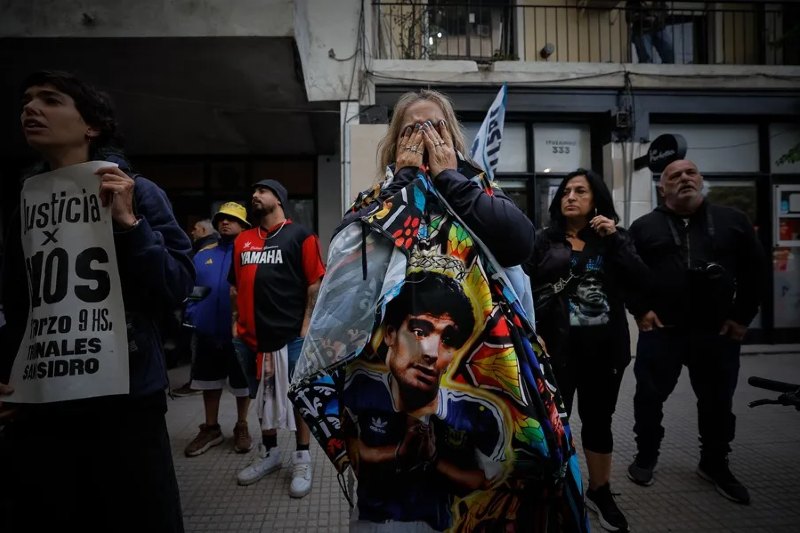 Ayer comenzó el mediático juicio en el Tribunal Oral en lo Criminal N°3, donde el fiscal Patricio Ferrari presentó una foto del “Diez” fallecido en su cama, y acusó a los médicos de haberlo abandonado los últimos días mientras mostraba la imagen y se dirigía a los jueces a cargo, Maximiliano Savarino, Julieta Makintach y Verónica M. Di Tomasso, causando en los presentes distintas reacciones, que variaban entre el llanto, la congoja, el disgusto y la tensión.