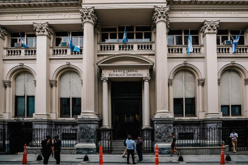 el dólar blue subió $30