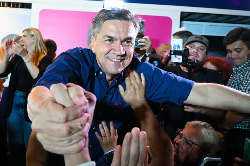 Zdero celebró la victoria destacando la continuidad del rumbo político iniciado en diciembre de 2023, aunque expresó preocupación por la baja participación. Desde el PJ, Capitanich reconoció la tendencia y en su espacio analizaron el escenario como un posible punto de partida para una reunificación futura. Con estos resultados, se repartieron 8 bancas para el oficialismo y LLA, 6 para el PJ y 2 para el peronismo disidente.